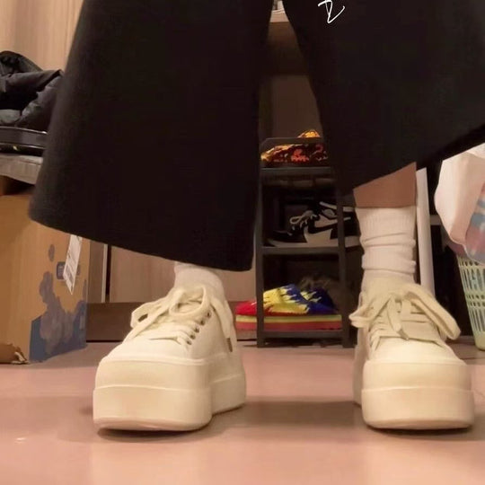 Damen Plateau-Sneaker mit stylischem Obermaterial und komfortabler Sohle EB