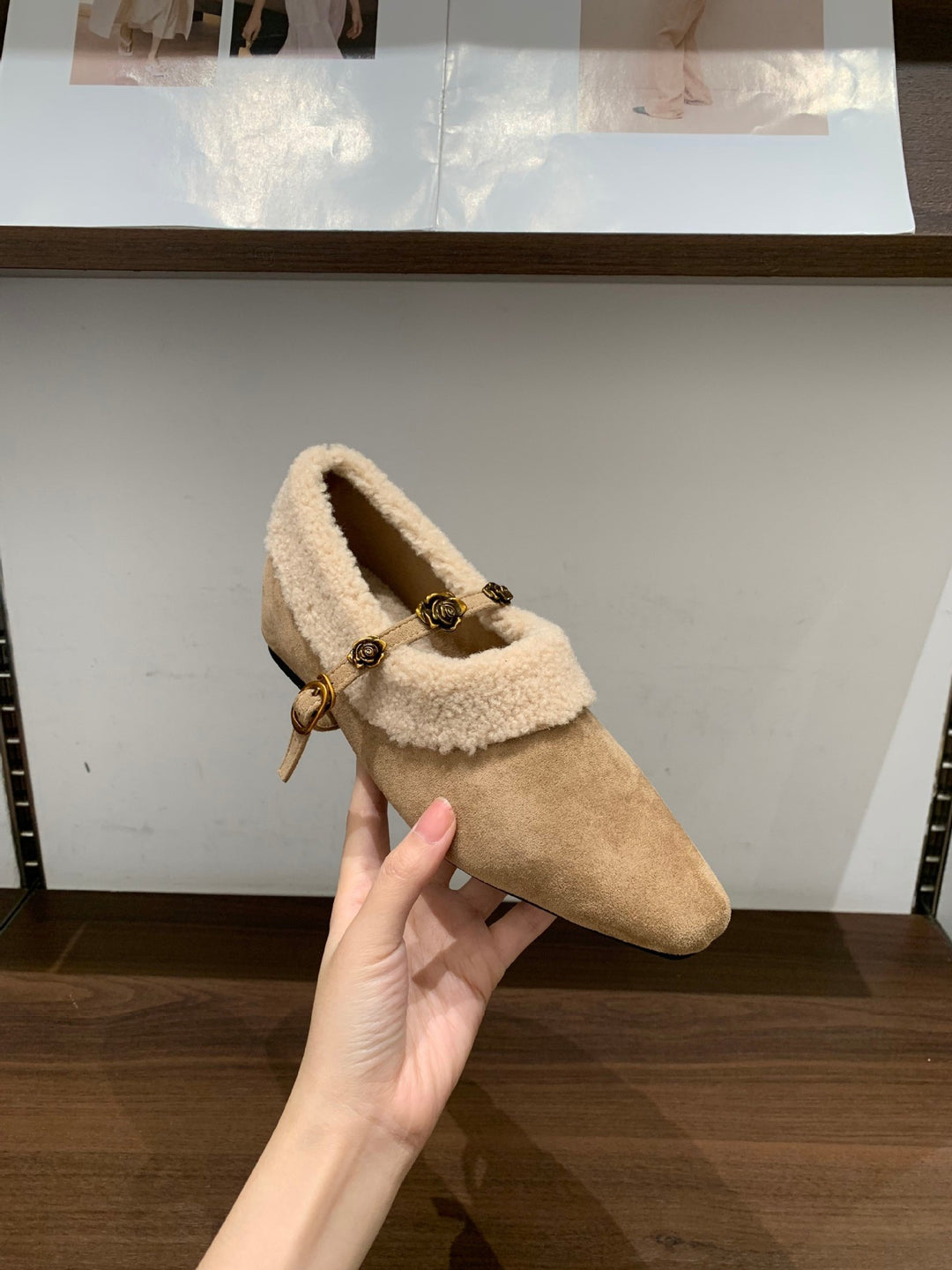 Damen elegante Slipper mit dekorativem Kunstfellkragen und goldenen Akzenten EB