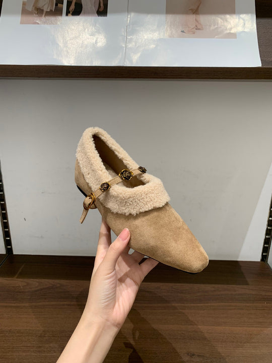 Damen elegante Slipper mit dekorativem Kunstfellkragen und goldenen Akzenten EB