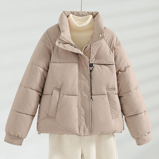 Damen nan kurze wattierte Boxy-Jacke mit hohem Stehkragen, Kordelbrustzug und schrägen Pattentaschen EB