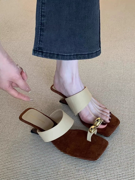 Damen Elegante Sandalen mit dekorativem Goldakzent und komfortablem Fußbett EB