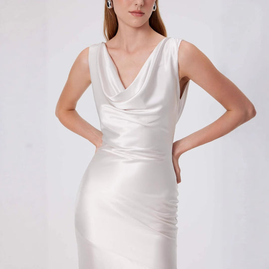 Damen elegantes Abendkleid mit fließendem Satin und raffiniertem Ausschnitt EB