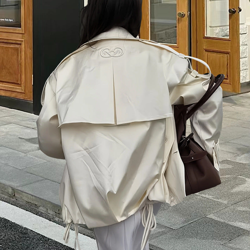 Damen modische Kurzjacke mit elegantem Schnitt und hochglänzendem Finish EB