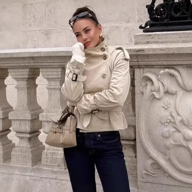 Damen modischer Trenchcoat mit hoch geschlossenem Kragen und praktischen Schulterriegeln EB