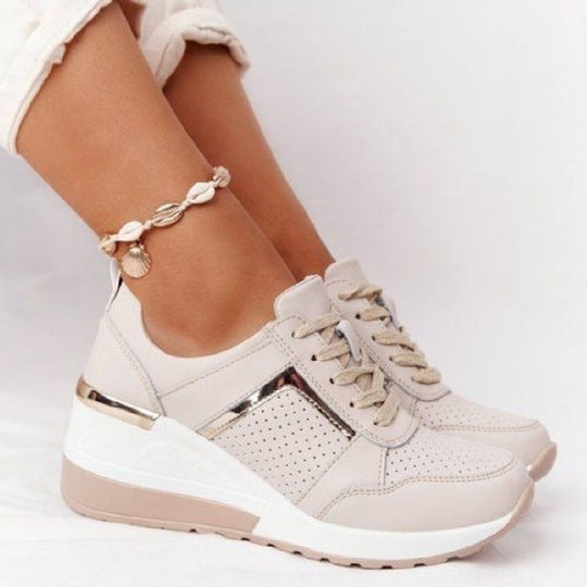 Damen Keil-Sneaker mit perforiertem Obermaterial, gepolstertem Komfortkragen und reflektierenden Metalldetails EB