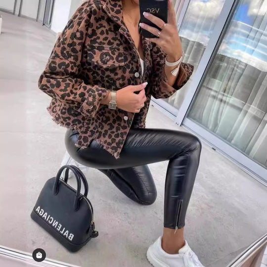 Damen nan kurze Oversize-Jeansjacke mit Leoprint, aufgesetzten Brusttaschen und rohem Saum EB