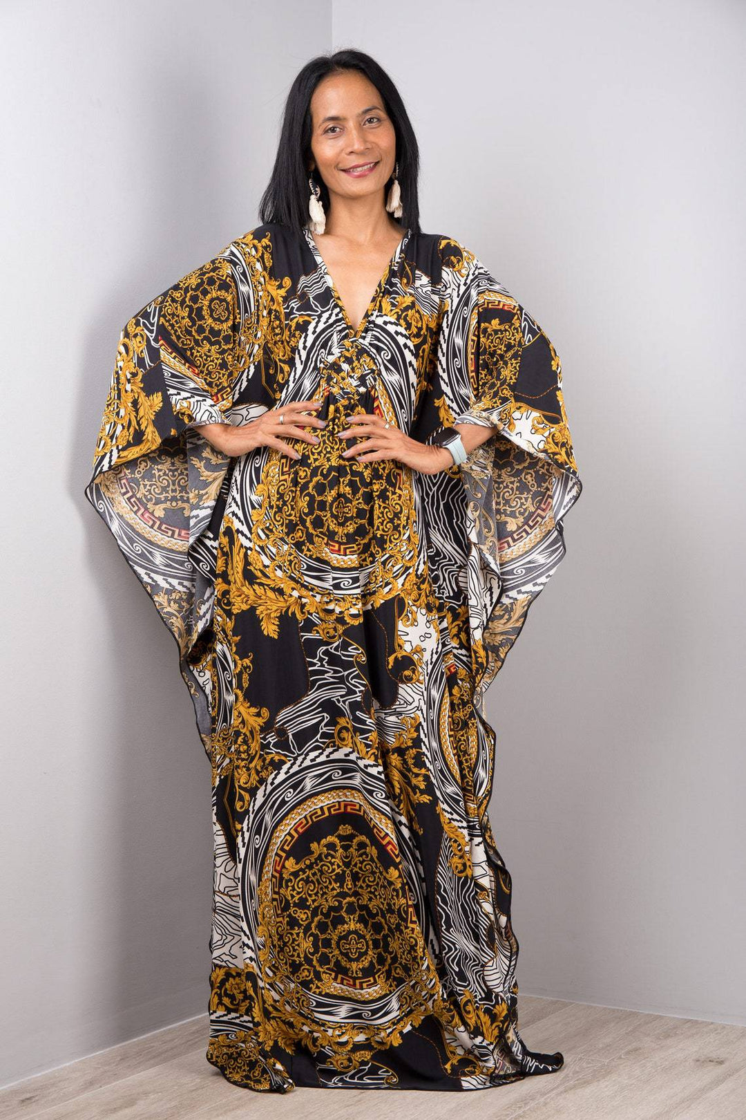 Damen Maxikleid mit kunstvollem Pfauenmuster und seitlichen Schlitzen Heidi Mode