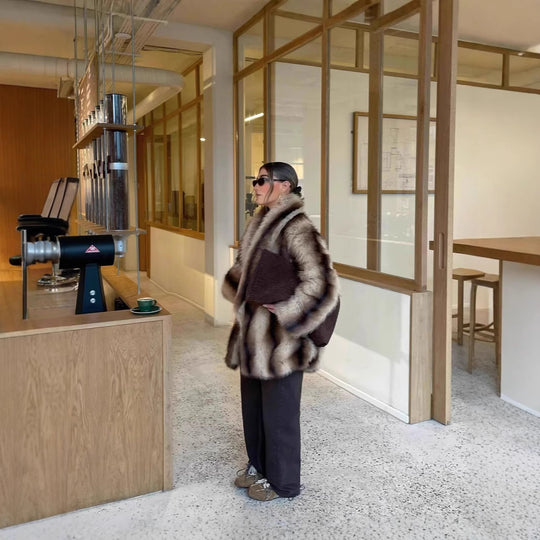 Damen luxuriöser Kunstfellmantel mit breitem Kragen und eleganten Details EB