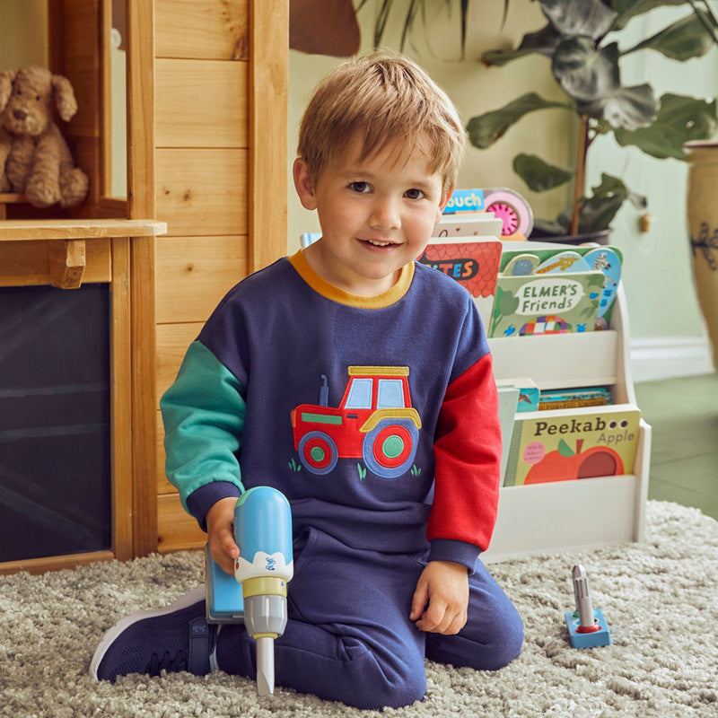 Jungen Sweatshirt- und Jogginghose-Set mit aufregendem Traktor-Design EB