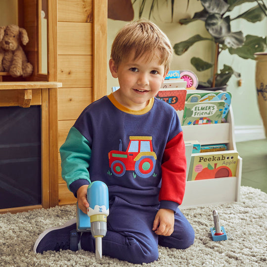 Jungen Sweatshirt- und Jogginghose-Set mit aufregendem Traktor-Design EB