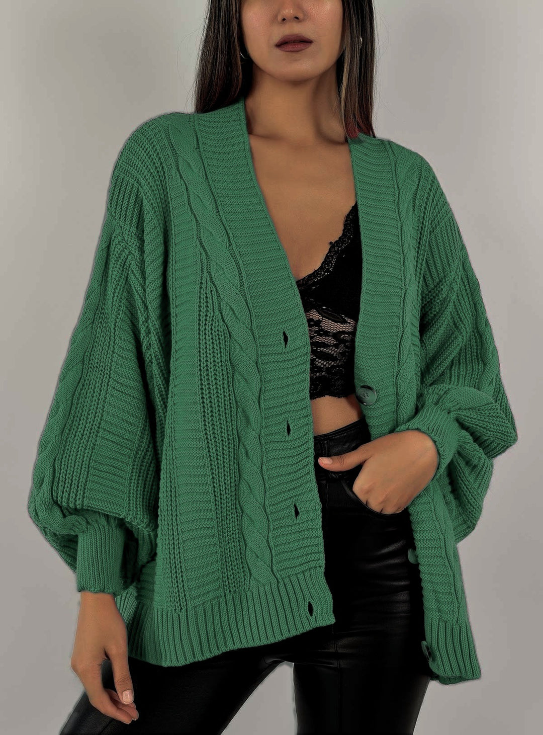 Damen Grobstrickjacke mit eleganter Knopfleiste und voluminösen Puffärmeln EB