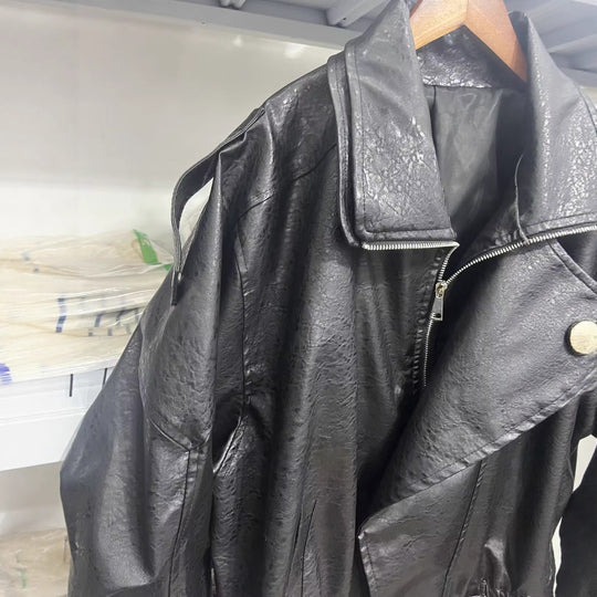 Damen modische Kunstlederjacke mit asymmetrischem Schnitt und dekorativem Gürtel EB