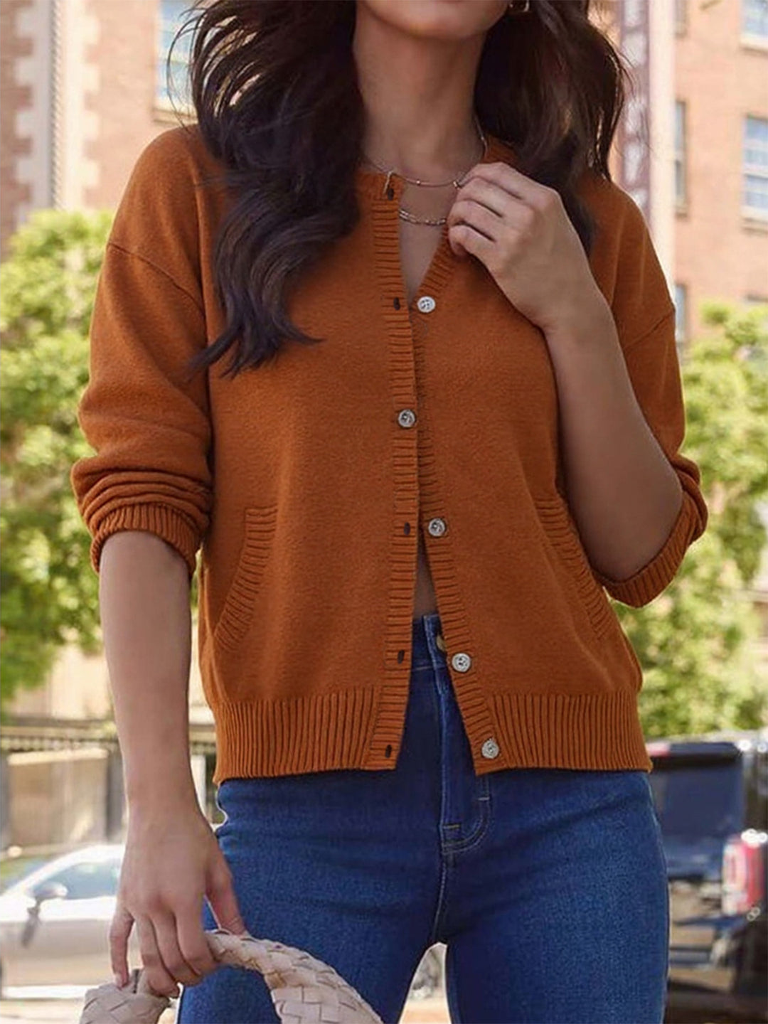 Damen elegante Strickjacke mit Knopfdetails und praktischen Taschen EB