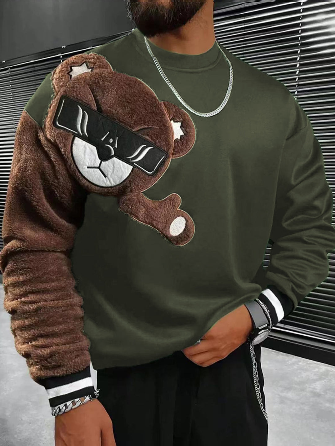 Herren Sweatshirt mit plüschiger Bärenapplikation EB