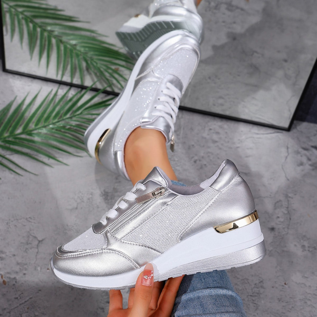 Damen  stylische Plateausneaker mit seitlichem Reißverschluss gepolstertem Komfortfußbett und dekorativen Metallic-Overlays EB