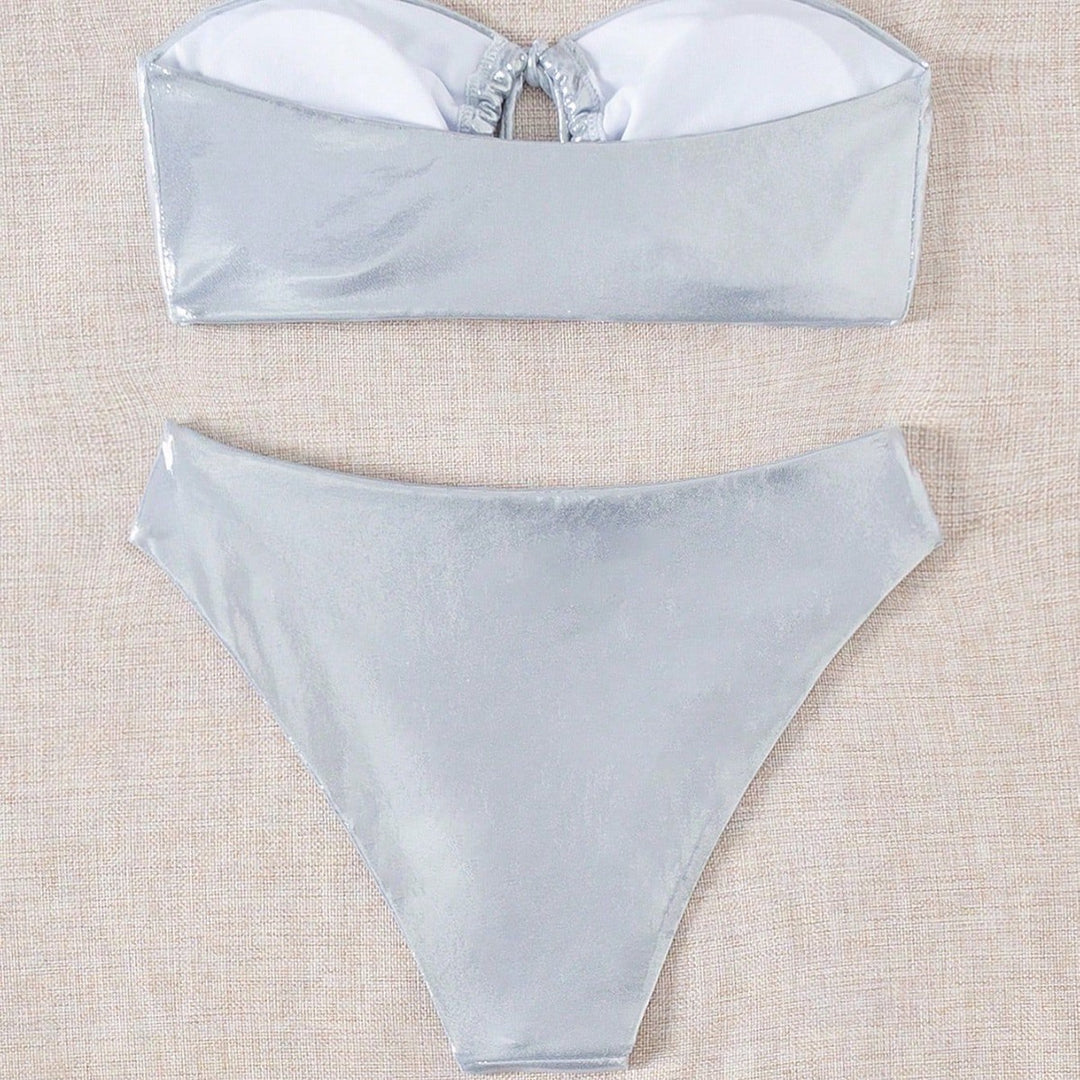 Damen Bandeau-Bikini mit glänzendem Oberteil und hohem Beinausschnitt EB