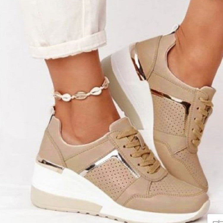 Damen Keil-Sneaker mit perforiertem Obermaterial, gepolstertem Komfortkragen und reflektierenden Metalldetails EB