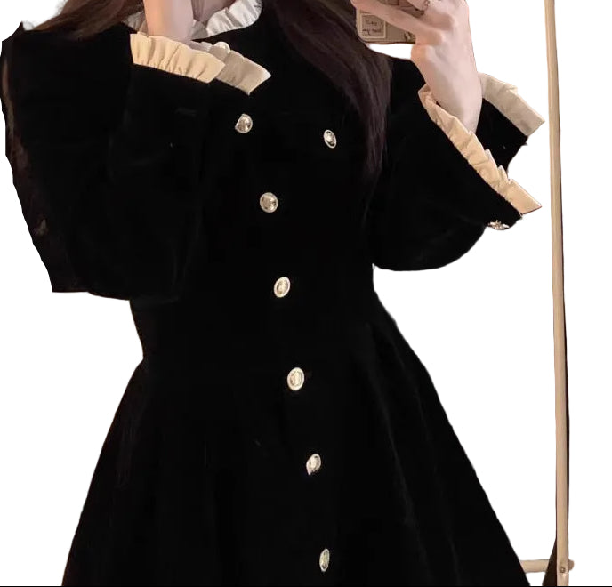 EB | Schlankes Kleid Im Chanel Stil