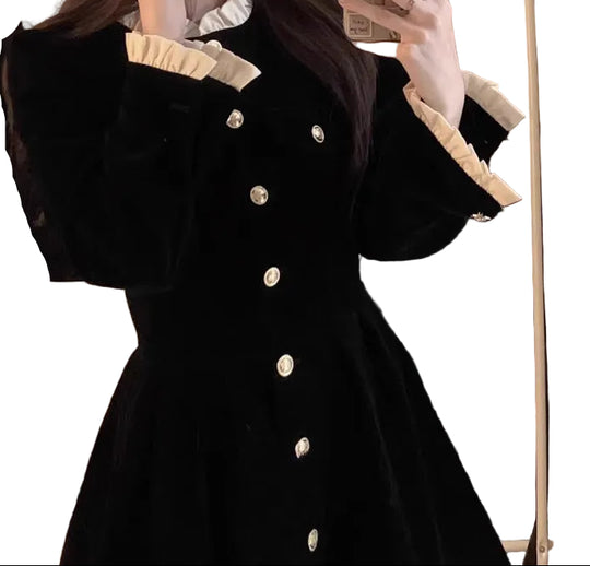 EB | Schlankes Kleid Im Chanel Stil