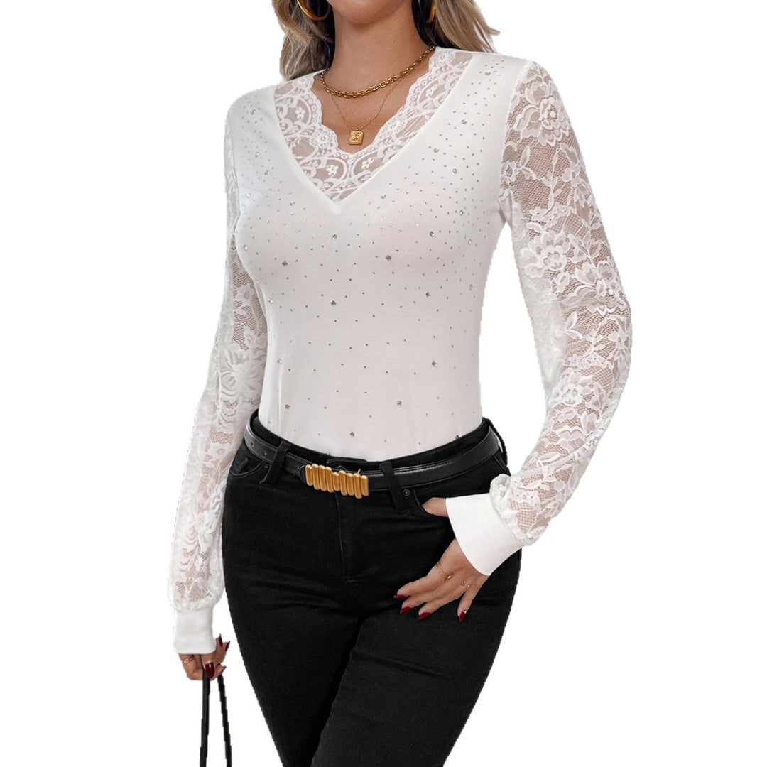 Damen nan figurbetontes Spitzenshirt mit V-Ausschnitt, transparenten Spitzenärmeln und Strassbesatz EB
