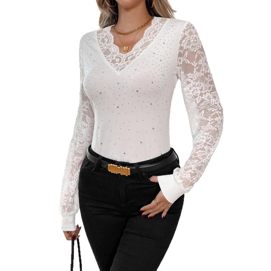 Damen nan figurbetontes Spitzenshirt mit V-Ausschnitt, transparenten Spitzenärmeln und Strassbesatz EB
