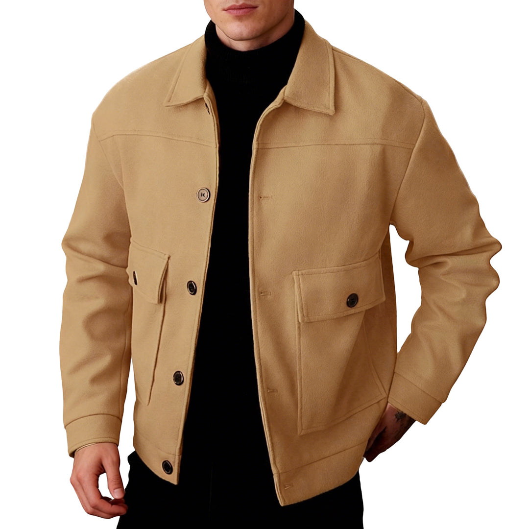 Herren nan kurze Woll-Feldjacke mit Hemdkragen aufgesetzten Pattentaschen und klarer Silhouette EB