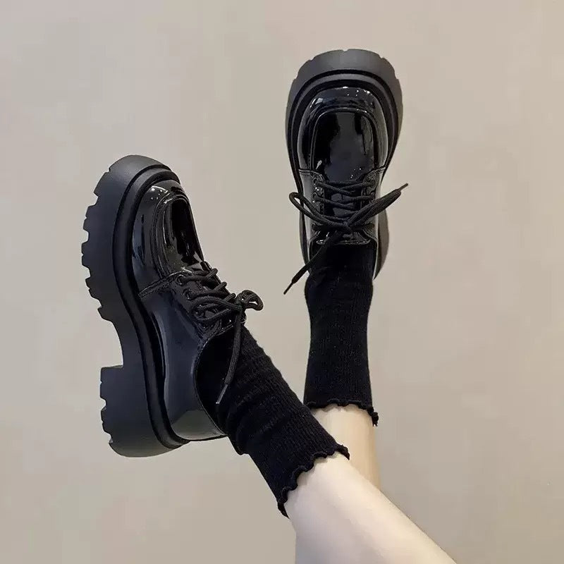 Damen Plateau-Sneaker mit eleganter Lackleder-Optik und kuscheligem Strickkragen EB