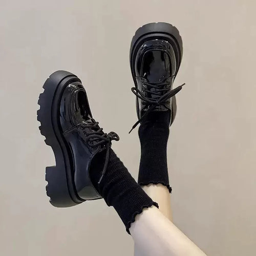 Damen Plateau-Sneaker mit eleganter Lackleder-Optik und kuscheligem Strickkragen EB