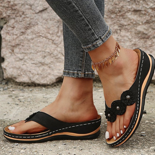 Damen Komfortable und dekorative Zehentrenner-Sandalen mit Blumendetails EB