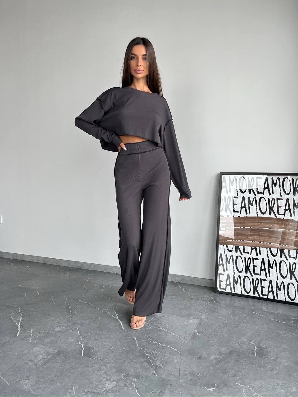 Damen Cropped Oversized-Sweatshirt mit Overlocknähten und High-Waist ausgestellter Hose Set Eichborn Berlin