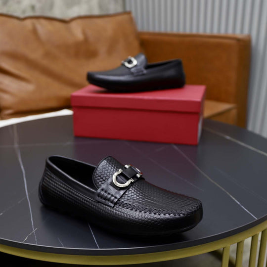 Damen Mokassin mit geflochtenem Leder und modischem Schnallen-Detail EB