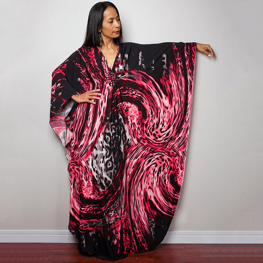 Damen Maxikleid mit kunstvollem Pfauenmuster und seitlichen Schlitzen Heidi Mode