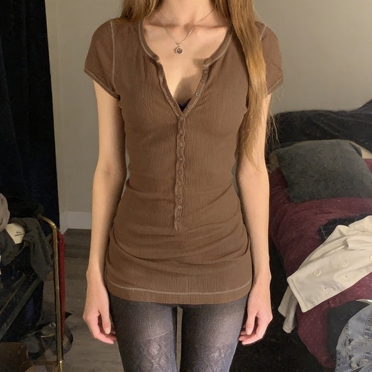 Damen figurbetontes Kurzarmshirt mit Knopfleiste und eleganter Rippstruktur EB