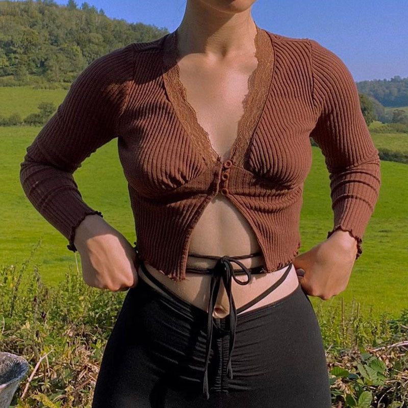 Damen Crop-Top mit femininer Spitze und Knopfdetails EB