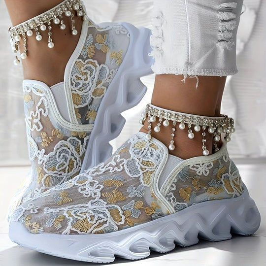 Damen Komfortable Slip-On Sneakers mit floralem Spitzen-Design EB