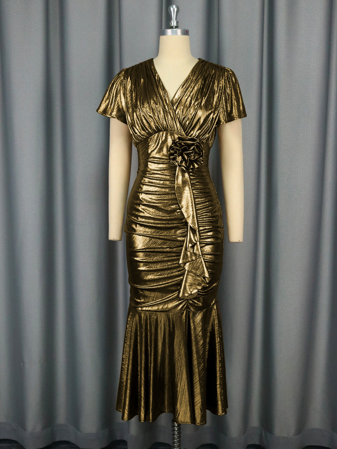 Damen figurbetontes Abendkleid mit schimmerndem Material und Rüschendetails EB