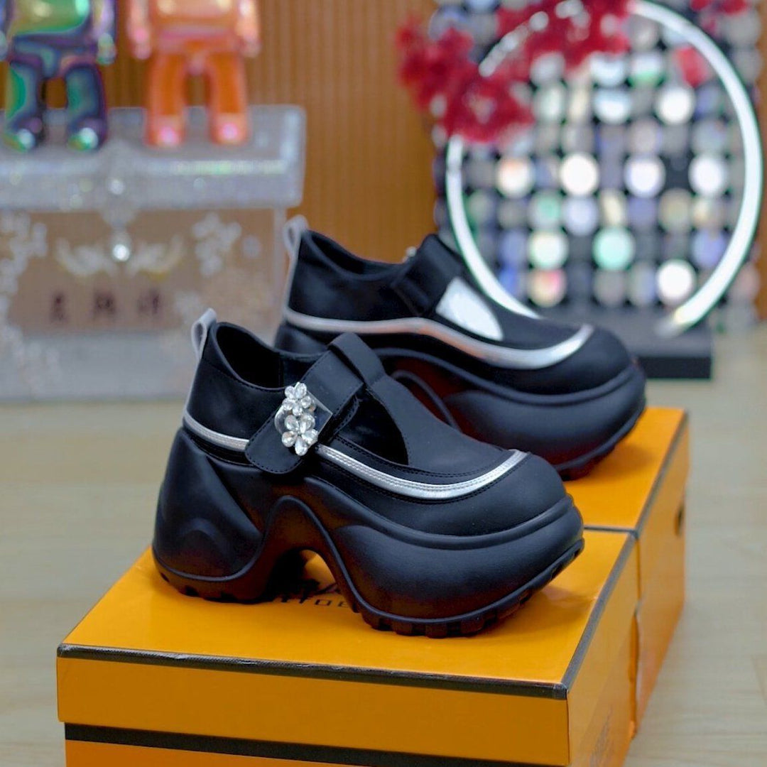 Damen Sportliche Clogs mit verstellbarem Riemen und elegantem Blumenakzent EB