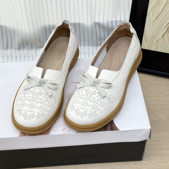 Damen Mokassin-Schuhe mit modischem Schnitt und perforierten Details EB