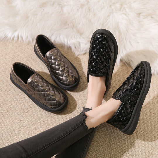 Damen gefütterte Slip-On Hausschuhe mit rutschfester Sohle und modischem Steppdesign EB