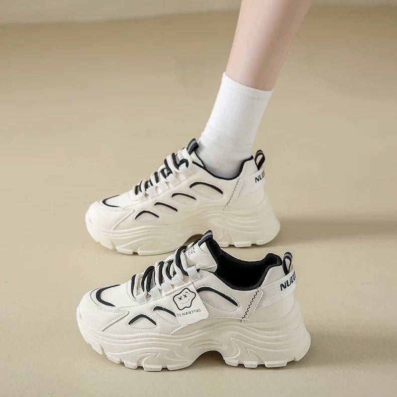 Damen Sportliche Chunky Sneakers mit atmungsaktiver Sohle und eleganten Designelementen EB