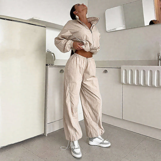 Damen Sportliche Oberbekleidungs-Kombination mit Windjacke und weiteren Beinkleid EB
