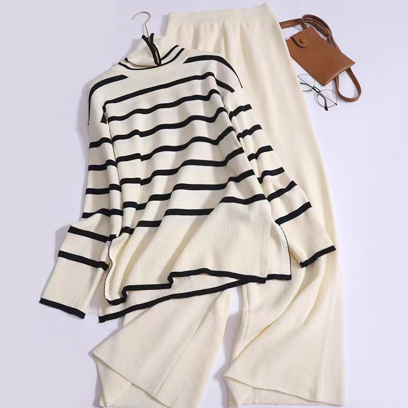Damen modisches Strickensemble mit feinen Streifen EB