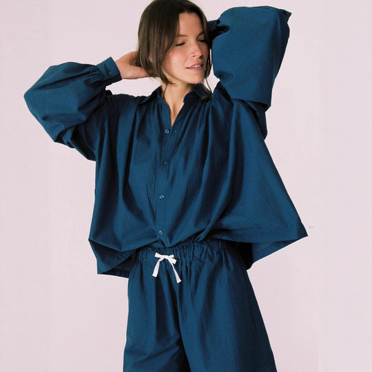 Damen lässiges Kombi-Outfit mit lockerer Bluse und Shorts EB