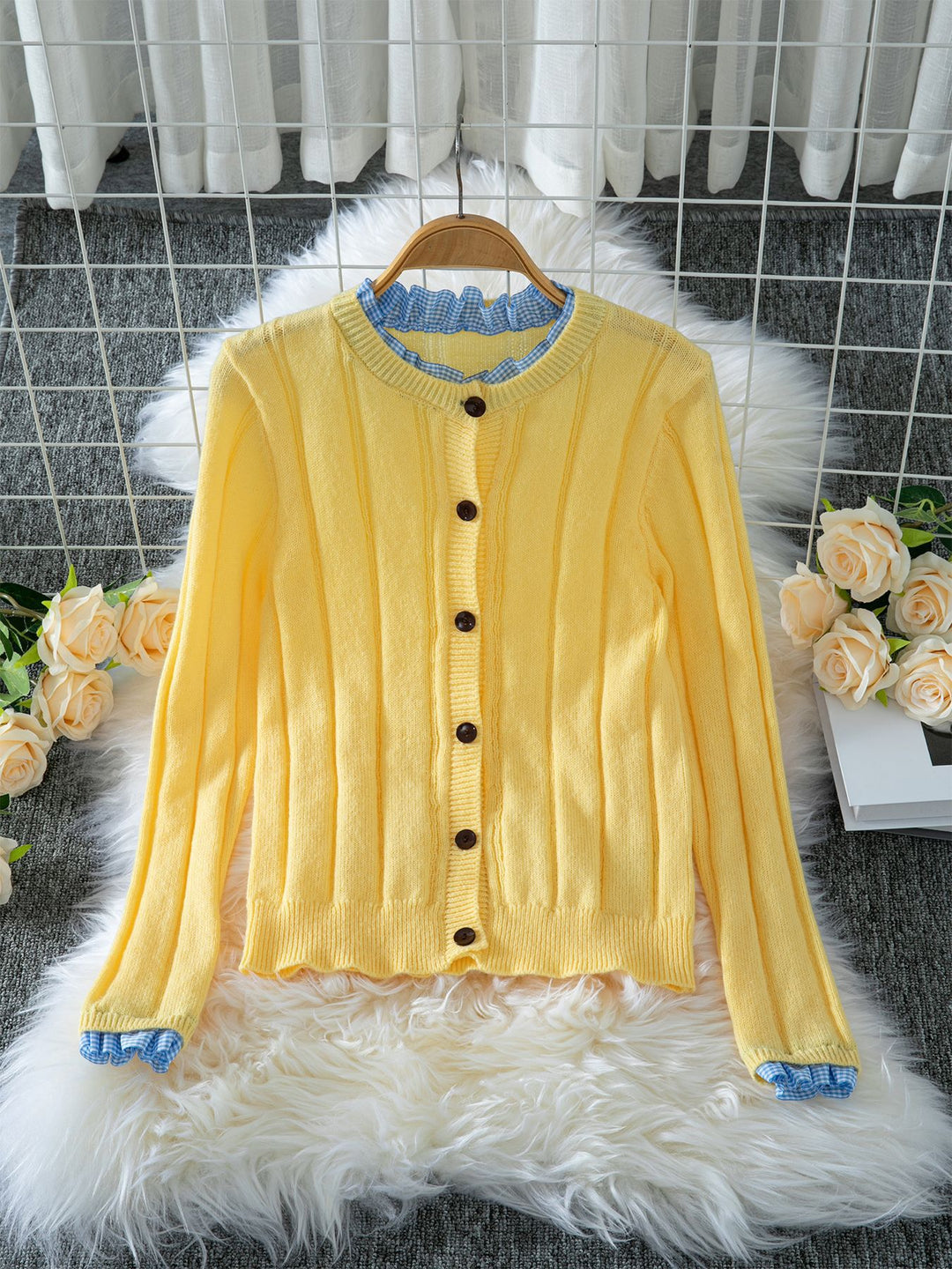Damen Leichte Strickjacke mit hübschen Rüschendetails EB
