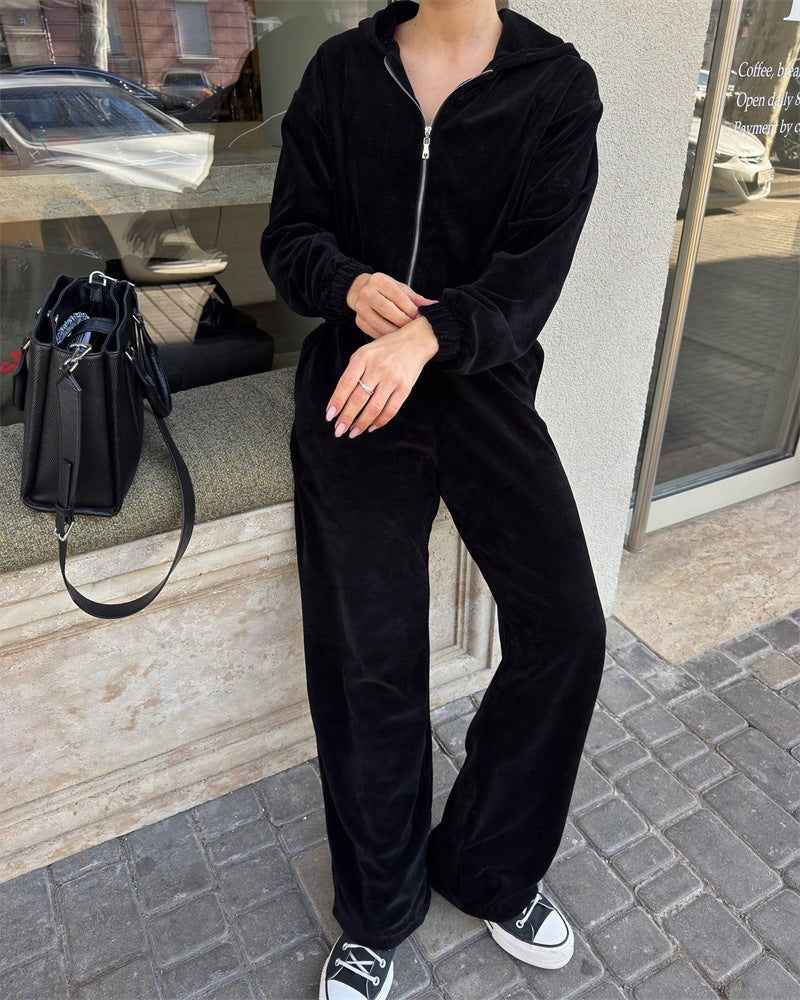 Damen cropped Kapuzen-Zipjacke mit gerafftem Elastiksaum und hochtaillierter Relax-Hose aus softem Sweat Eichborn Berlin