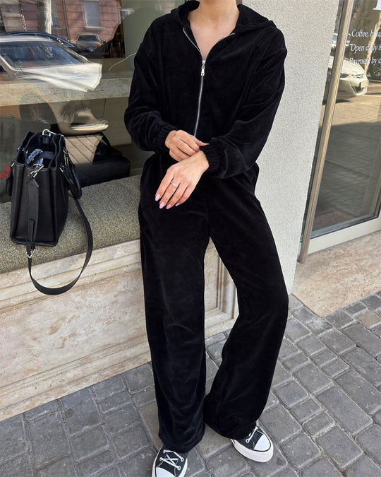 Damen cropped Kapuzen-Zipjacke mit gerafftem Elastiksaum und hochtaillierter Relax-Hose aus softem Sweat Eichborn Berlin