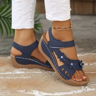 Damen Wedge-Sandalen mit dekorativen Blumenapplikationen und verstellbaren Riemen EB