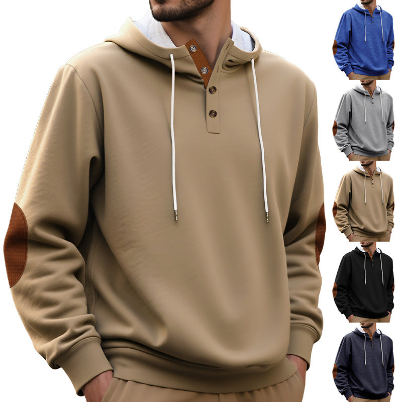 Herren nan Kapuzenpullover im puristischen Freizeitstil mit Henley-Knopfleiste, kontrastierter Kapuzeninnenseite und Ellenbogenaufnähern EB