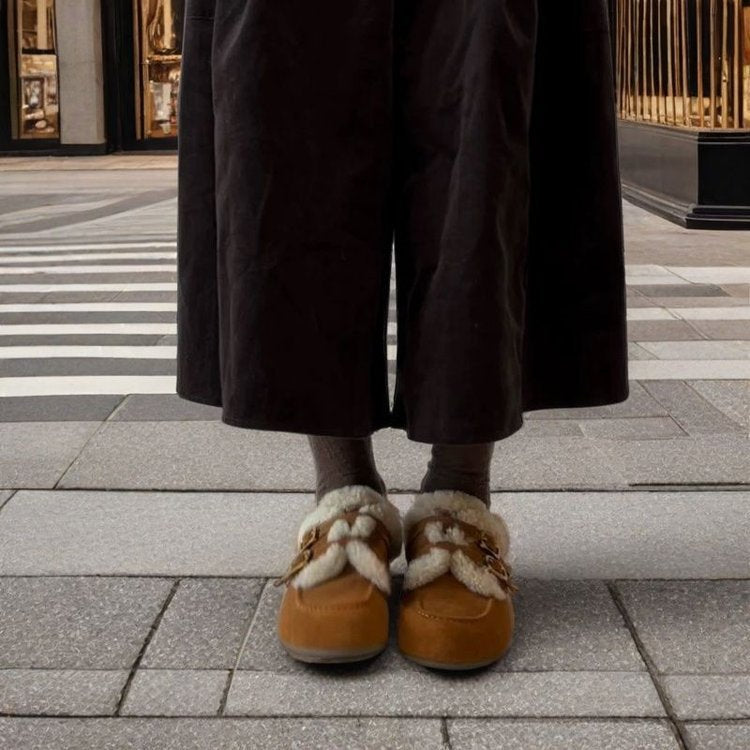 Damen Flauschige Filzpantoffeln mit dekorativem Riemendesign EB