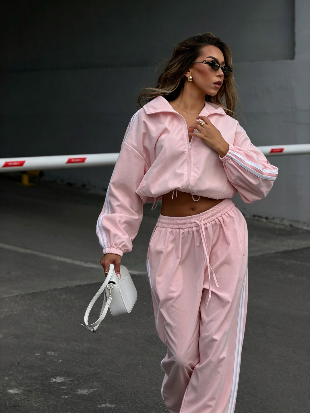 Damen Oversized kurz geschnittene Trainingsjacke und taillenhohe Jogginghose Set mit Seitenstreifen EB